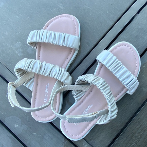 Falls Creek Big Girls Sandals Size 4 in Great Condition - Picture 1 of 7